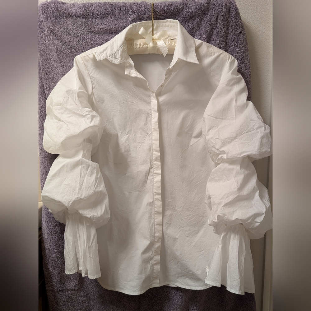 Puffy, tiered long sleeve Anne Fontaine blouse with detachable collar